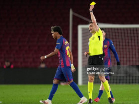 Xe bus chở cầu thủ Atletico bị ném vỡ kính, CĐV Barcelona để lại ấn tượng xấu