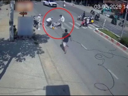 Giao thông - Clip: Thót tim người phụ nữ vướng dây cáp, ngã sõng soài giữa đường