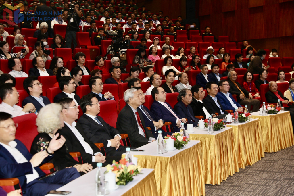 Đêm thơ “Trước biển lớn”: Thi ca mở cánh buồm khát vọng cùng dân tộc - 1