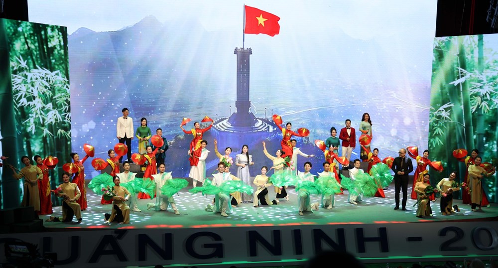 Đêm thơ “Trước biển lớn”: Thi ca mở cánh buồm khát vọng cùng dân tộc - 5