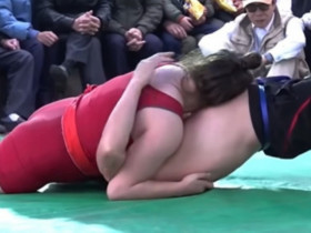 Người đàn ông U60 thách đấu nữ đô Anh Thư, bị đè 