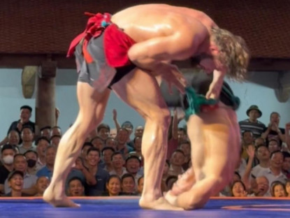 Thể thao - "Ông Tây" Zakhar nhấc đối thủ ném xuống sàn kiếm 35 triệu đồng, đại náo hội vật ở VN