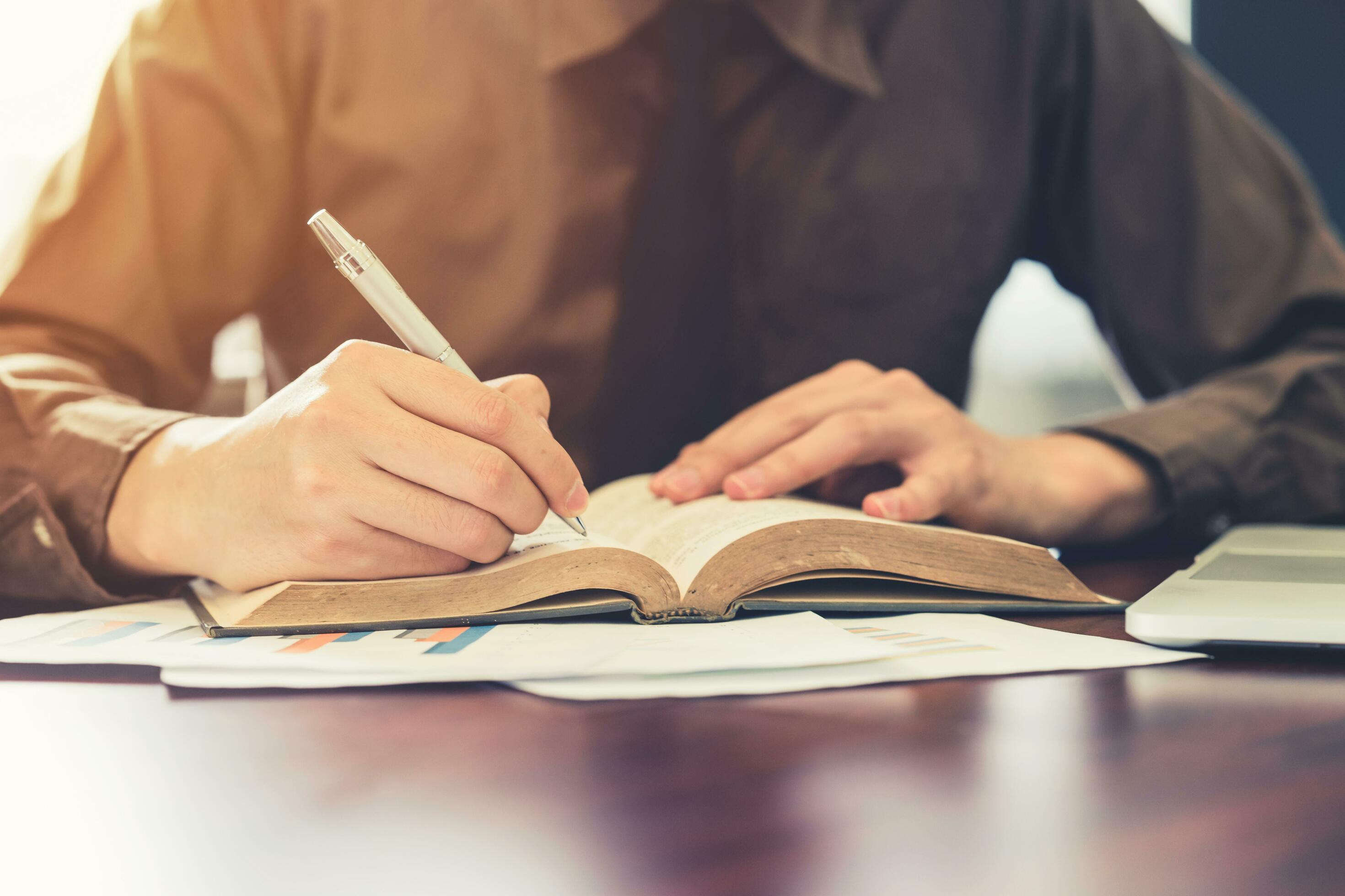 Nghĩ từ phê bình văn chương - 1