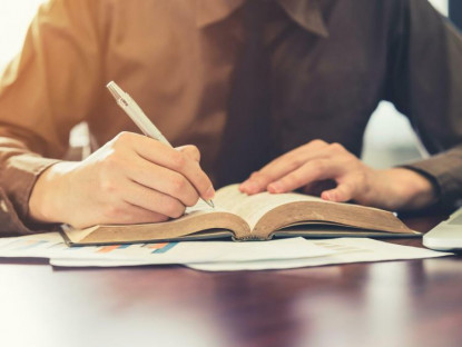 Văn thơ - Nghĩ từ phê bình văn chương