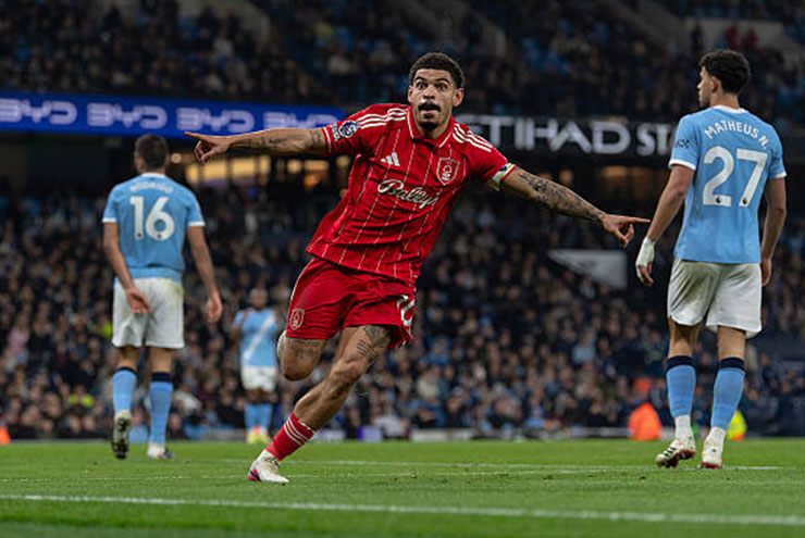 Man City sảy chân trong cuộc đua vô địch: Guardiola đau đầu với hiện tượng "rơi vàng" - 1