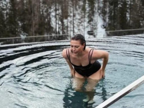 Sharapova mặc kiệm vải, khoe 