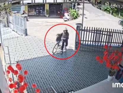 Giao thông - Clip: Chủ nhà “ghi điểm” vì hành động nhỏ cứu nhiều xe khỏi đâm vào cổng