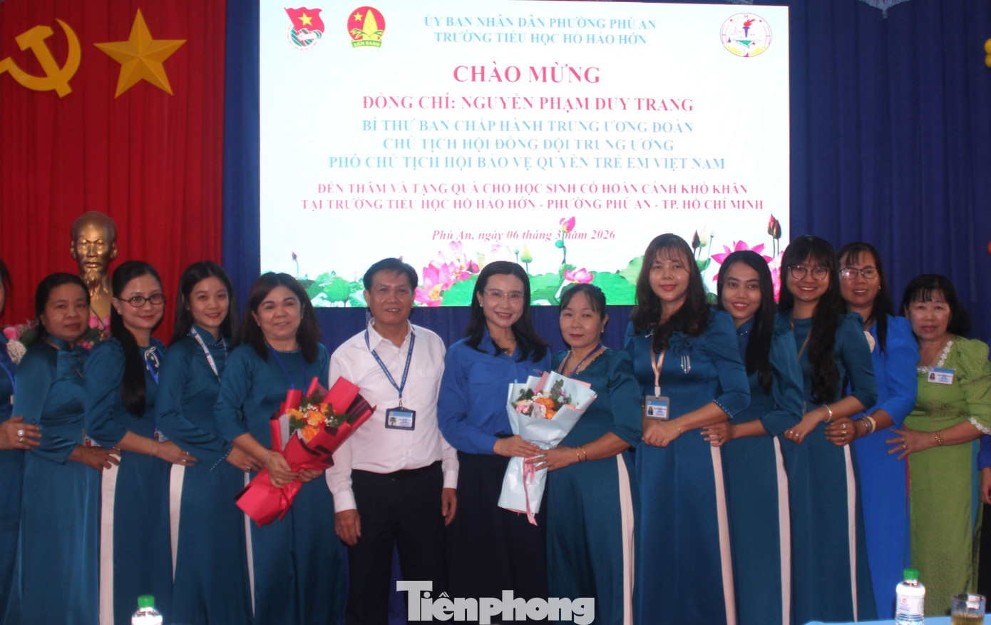 Bí thư T.Ư Đoàn Nguyễn Phạm Duy Trang trao học bổng, tặng sách cho các em học sinh tại TPHCM - 1