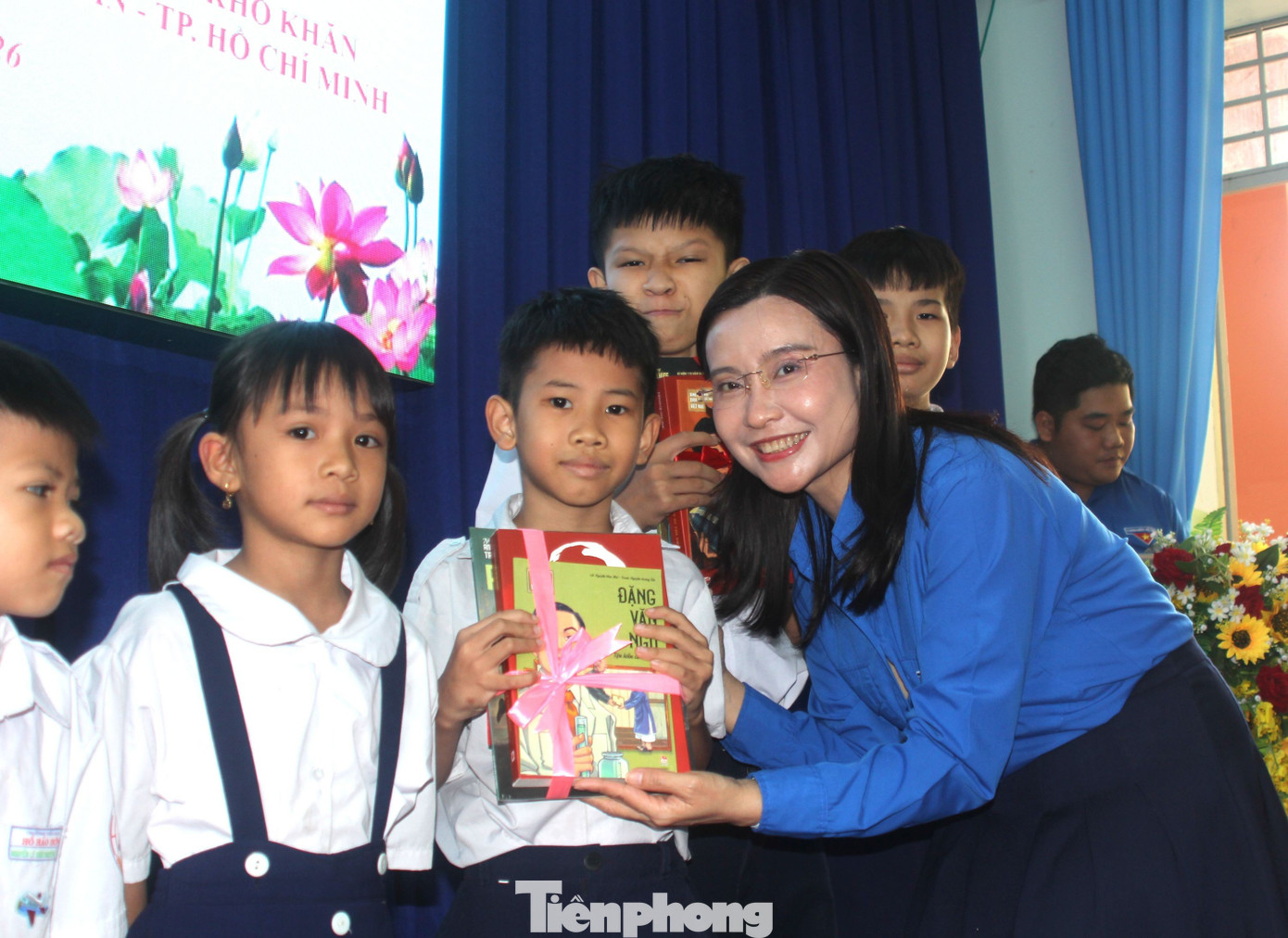 Bí thư T.Ư Đoàn Nguyễn Phạm Duy Trang trao học bổng, tặng sách cho các em học sinh tại TPHCM - 2