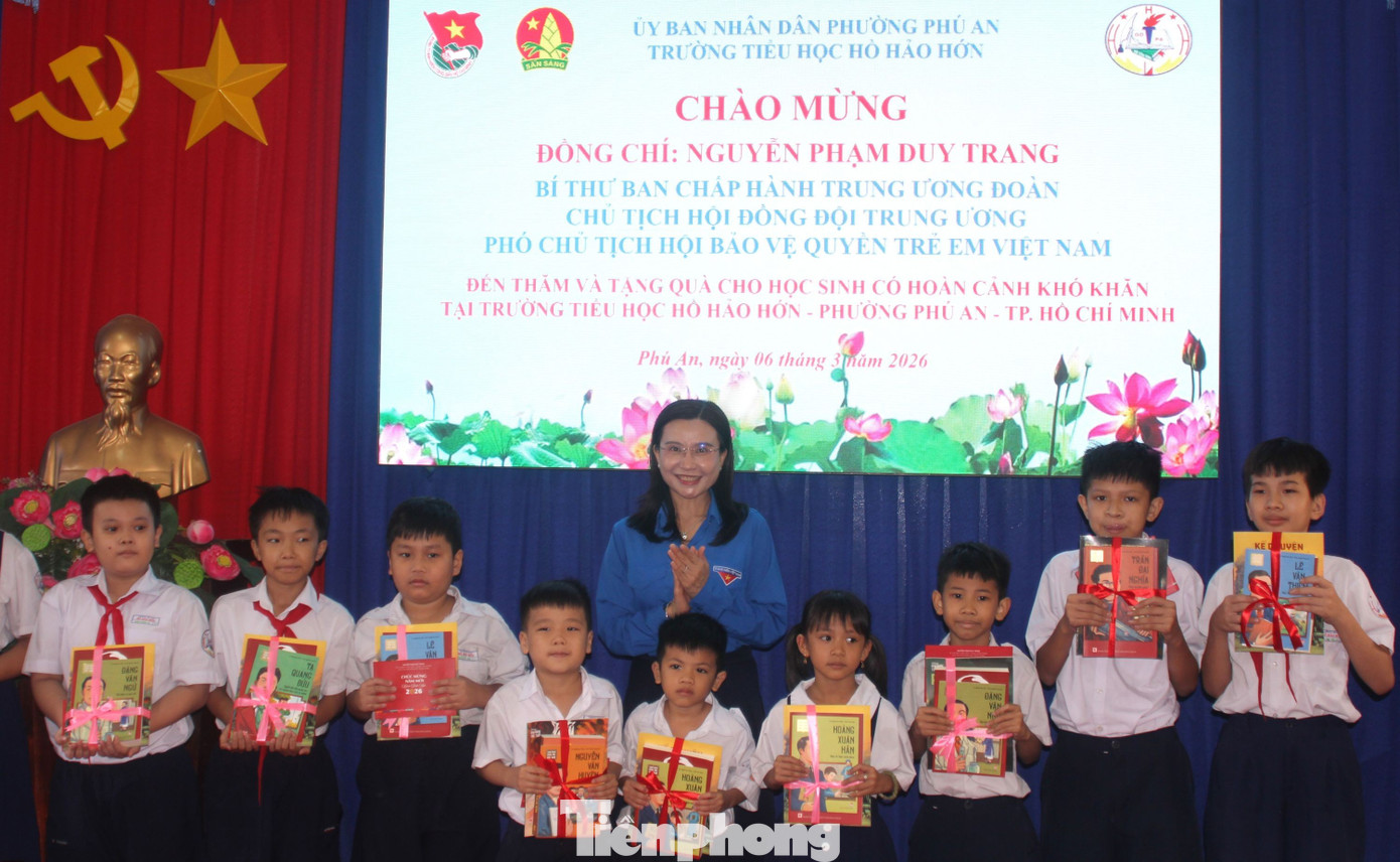 Bí thư T.Ư Đoàn Nguyễn Phạm Duy Trang trao học bổng, tặng sách cho các em học sinh tại TPHCM - 3