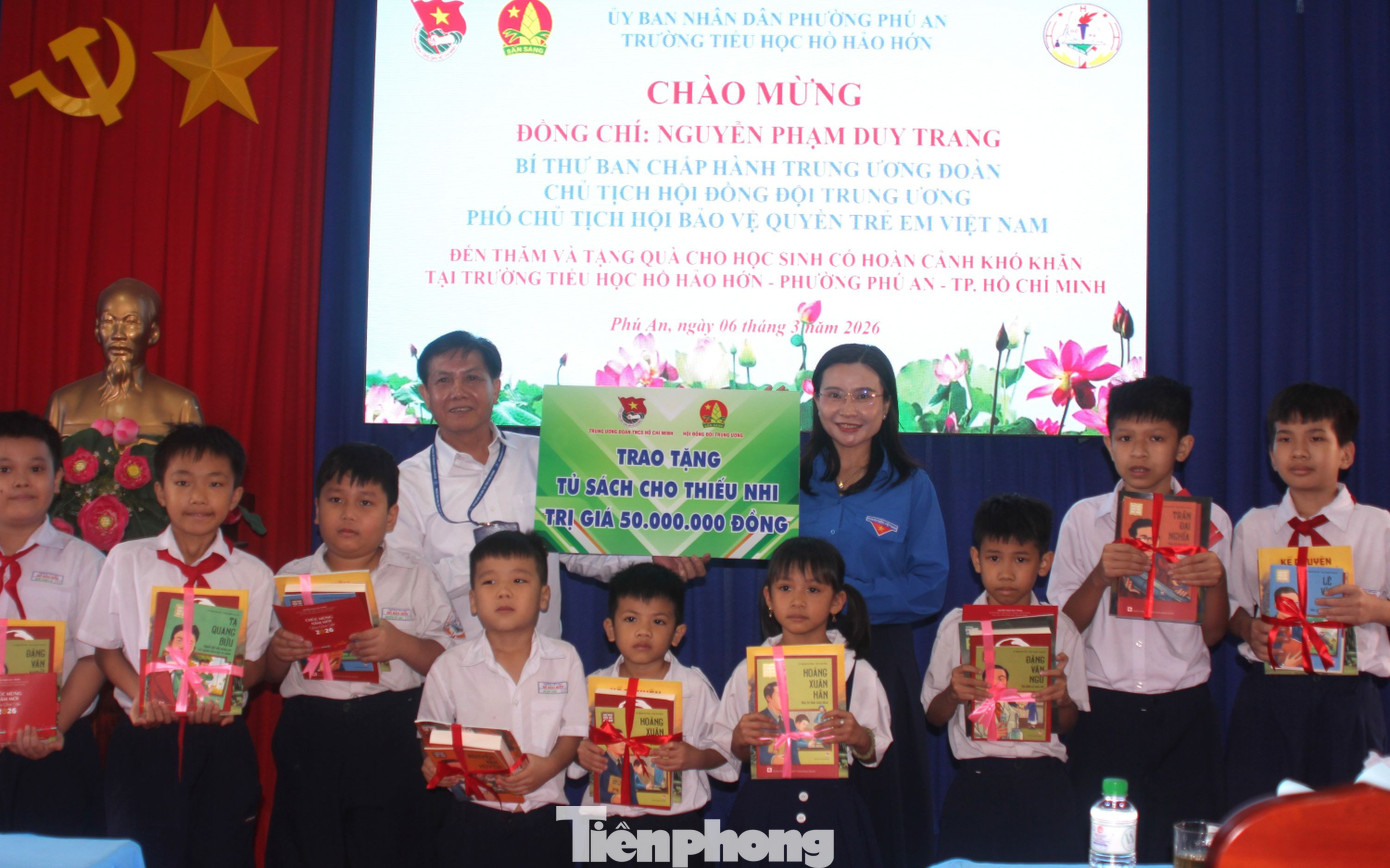 Bí thư T.Ư Đoàn Nguyễn Phạm Duy Trang trao học bổng, tặng sách cho các em học sinh tại TPHCM - 4