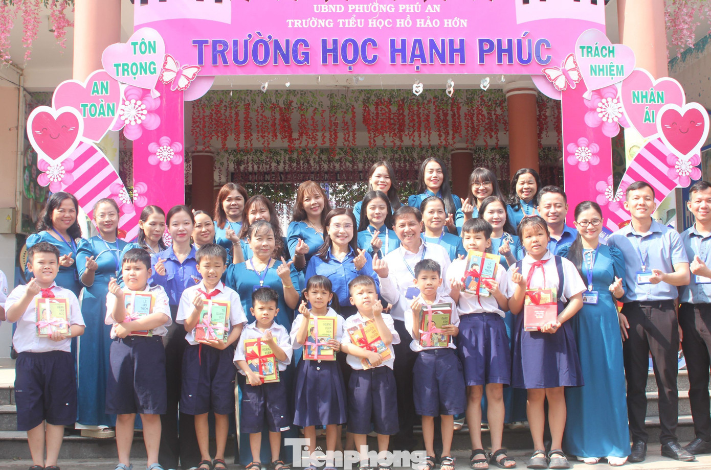 Bí thư T.Ư Đoàn Nguyễn Phạm Duy Trang trao học bổng, tặng sách cho các em học sinh tại TPHCM - 5