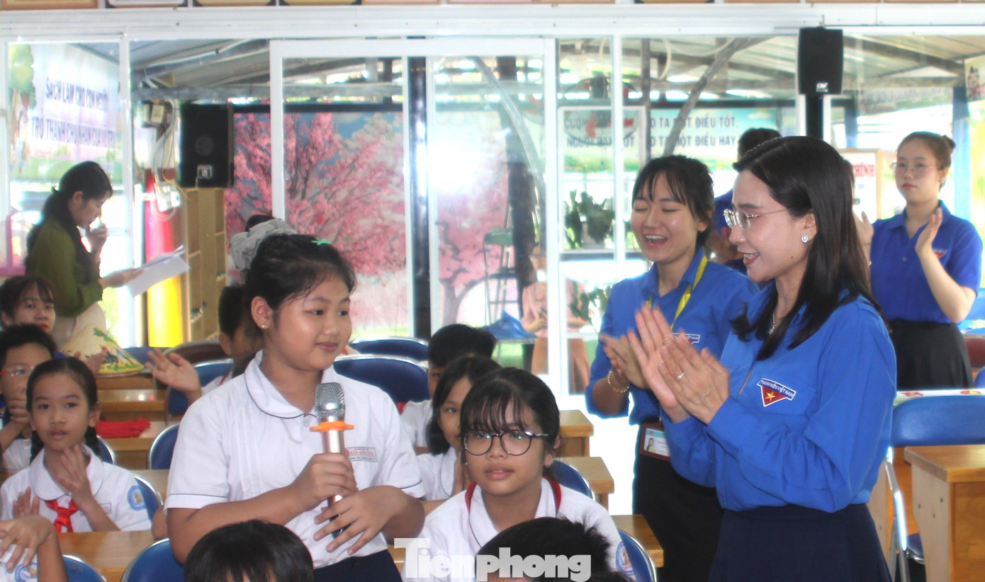 Bí thư T.Ư Đoàn Nguyễn Phạm Duy Trang trao học bổng, tặng sách cho các em học sinh tại TPHCM - 6