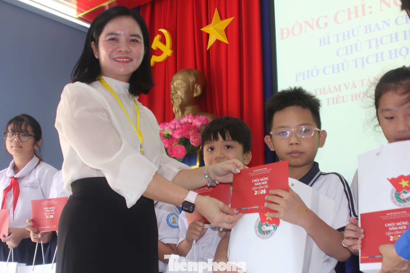 Bí thư T.Ư Đoàn Nguyễn Phạm Duy Trang trao học bổng, tặng sách cho các em học sinh tại TPHCM - 9