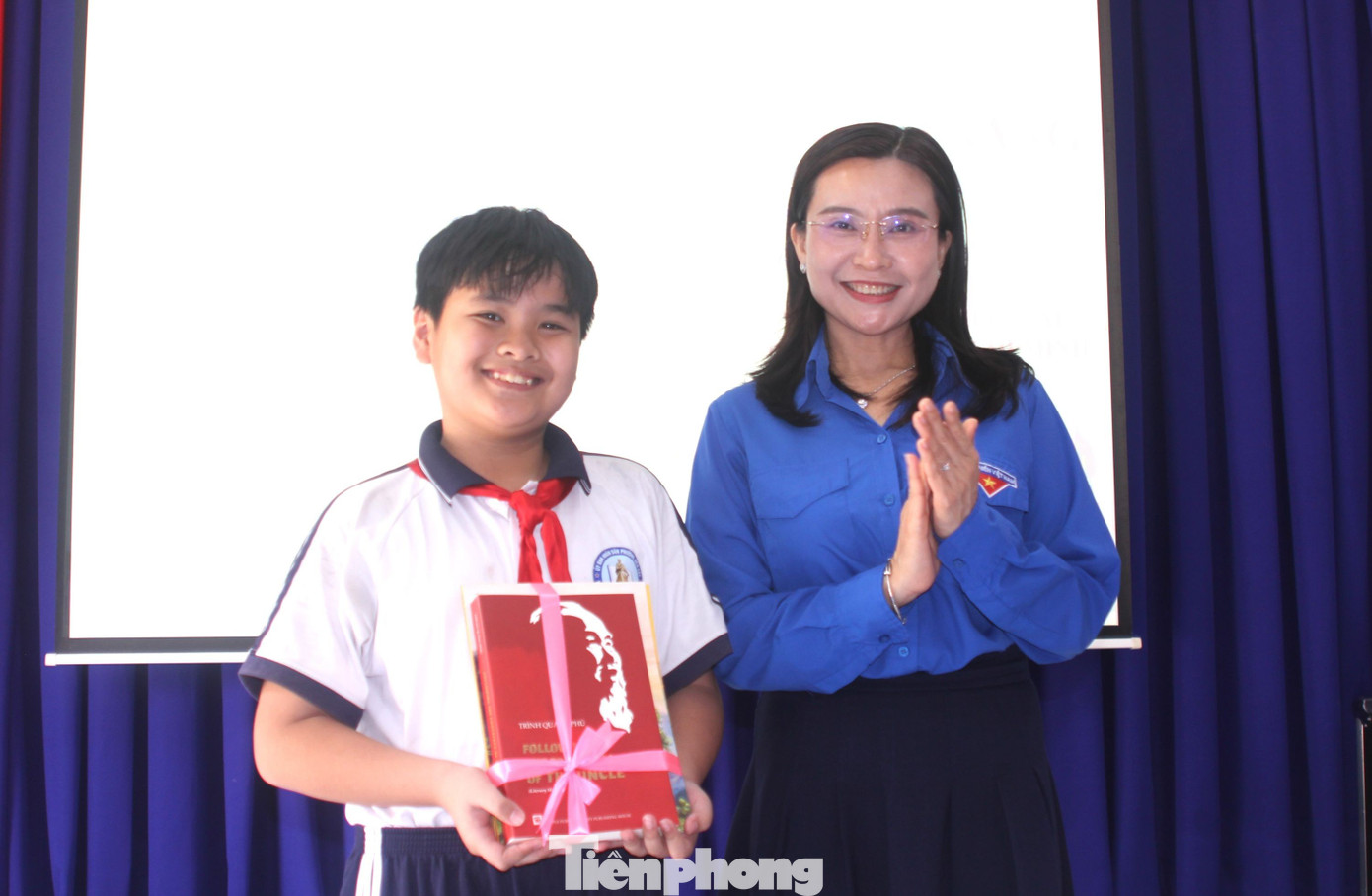 Bí thư T.Ư Đoàn Nguyễn Phạm Duy Trang trao học bổng, tặng sách cho các em học sinh tại TPHCM - 10