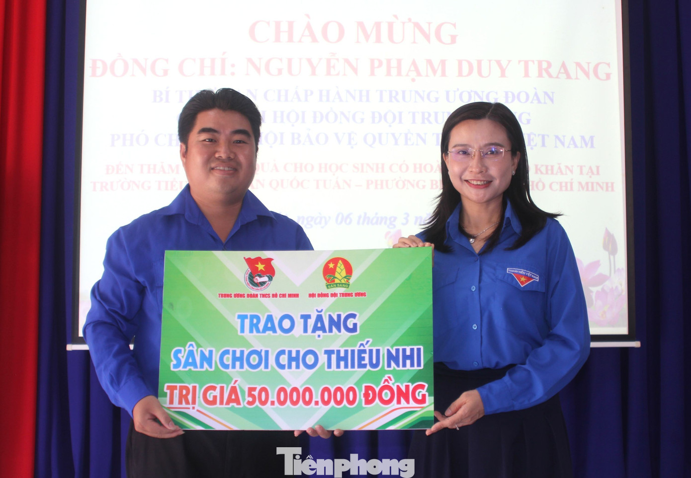 Bí thư T.Ư Đoàn Nguyễn Phạm Duy Trang trao học bổng, tặng sách cho các em học sinh tại TPHCM - 12