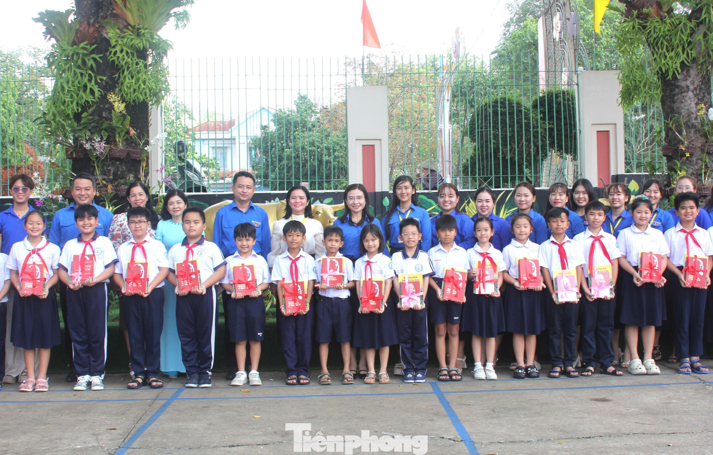 Bí thư T.Ư Đoàn Nguyễn Phạm Duy Trang trao học bổng, tặng sách cho các em học sinh tại TPHCM - 13