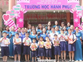 Bí thư T.Ư Đoàn Nguyễn Phạm Duy Trang trao học bổng, tặng sách cho các em học sinh tại TPHCM