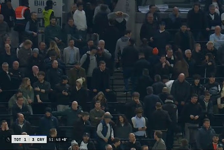 Tottenham thua 5 trận liên tiếp: Fan lũ lượt bỏ về ở hiệp 1, thảm họa 91 năm trước hiện về - 1