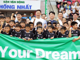 HLV Kim Sang Sik “gây sốt” ở TP.HCM, cầu thủ nhí vây kín xin chụp ảnh