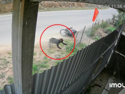 Giao thông - Clip: Ôm cua như “cua-rơ”, thanh niên trượt ngã bay thẳng vào hàng rào nhà dân