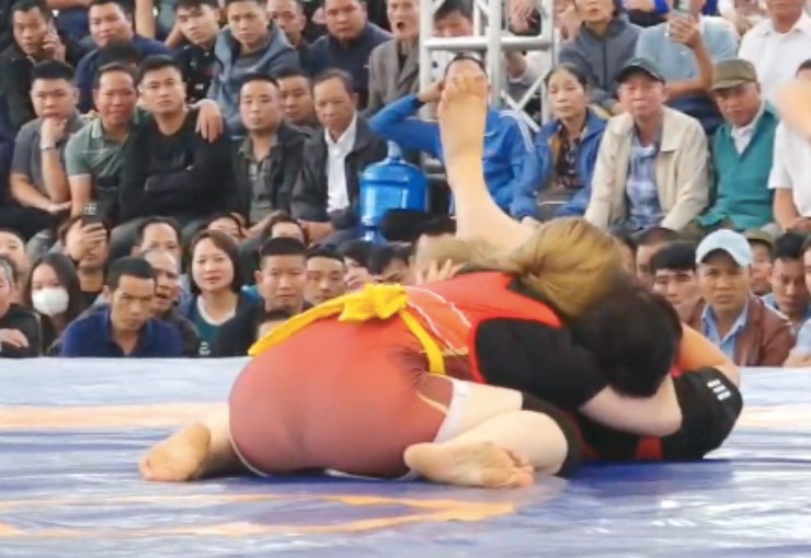 Nữ đô Cẩm Ly vừa xinh lại giỏi vật, quật ngã 2 "siêu đô nữ" ở hội làng - 1