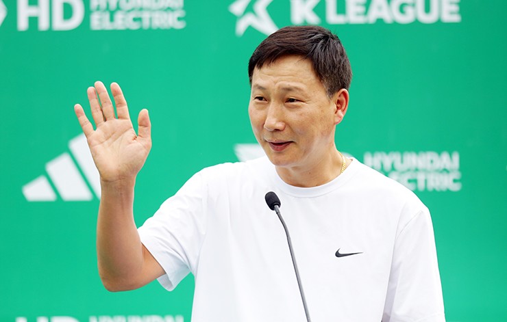 HLV Kim Sang Sik “gây sốt” ở TP.HCM, cầu thủ nhí vây kín xin chụp ảnh - 1