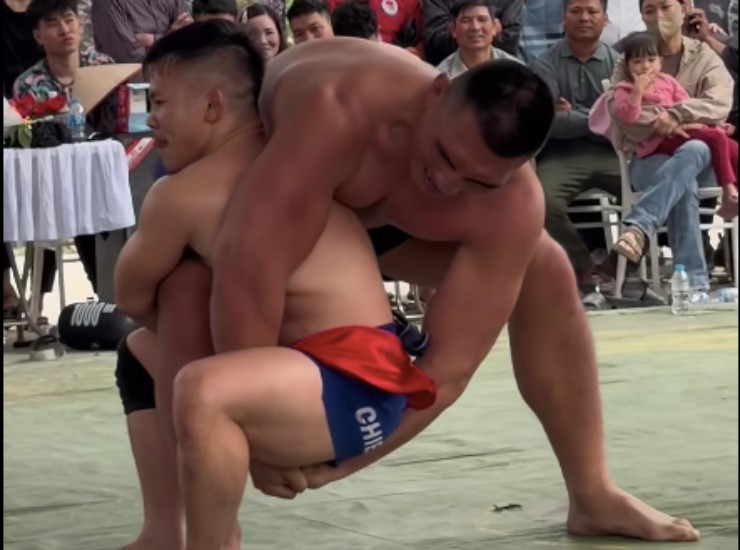 "Quỷ lùn" Hồng Sơn 60kg vật với Hiếu "Khổng lồ" 130kg, ngỡ ngàng kết quả - 1