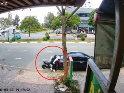 Giao thông - Clip: Mải cúi nhìn xuống xe, hai nữ sinh lao cắm mặt vào ô tô đỗ bên đường