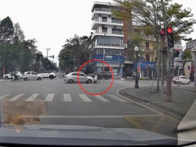 Clip: Sang đường như chỗ không người, thanh niên xe máy bị ô tô đâm ngã lộn vòng