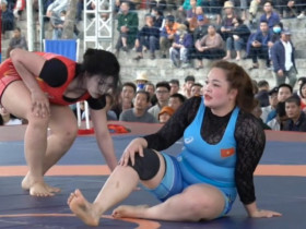 Đỉnh cao vật hội làng: Hot girl Anh Thơ so tài chuyên gia 