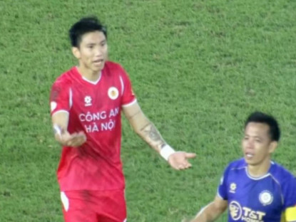 Thể thao - Rực lửa derby Thủ đô: Văn Hậu - Văn Quyết “tương tác”, đàn anh từ chối bắt tay