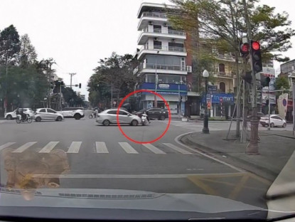 Giao thông - Clip: Sang đường như chỗ không người, thanh niên xe máy bị ô tô đâm ngã lộn vòng