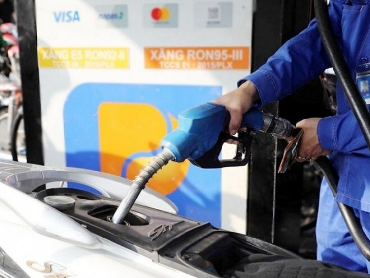 Giá xăng, chuyện tình Hòa Minzy, Xôi Lạc TV và loạt tin nóng 