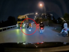 Clip: Cả gia đình thoát nạn trong gang tấc khi lao xe máy vào đầu ô tô tải