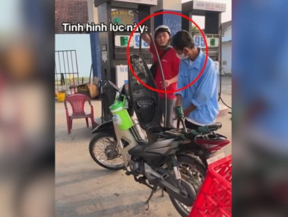 Giao thông - Clip: “Dở khóc dở cười” cảnh thanh niên kéo dây vòi xăng để vét nốt từng giọt