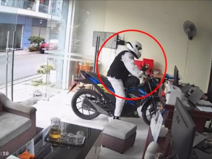 Giao thông - Clip: Quyết tâm chấm công đúng giờ, thanh niên phóng xe thẳng vào công ty