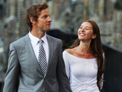 Thể thao - Sao tốc độ vô địch đua xe, "thân mật" với người mẫu nội y ngay tại văn phòng