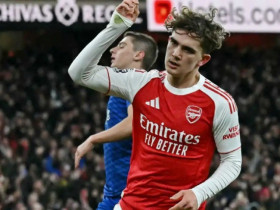 Nam sinh lớp 11 giúp Arsenal tiến sát ngôi vương, lập kỳ tích Ngoại hạng Anh