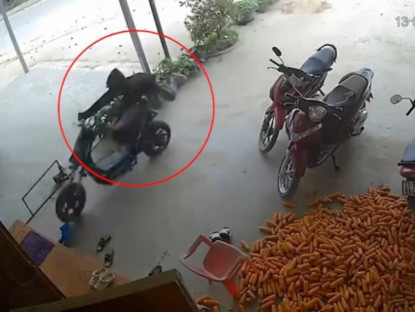 Giao thông - Clip: Kinh hoàng nam sinh chế xe máy điện phóng như gió rồi lao thẳng vào nhà dân