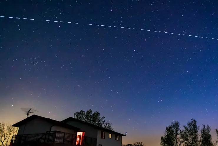 Elon Musk tiết lộ lý do hàng nghìn vệ tinh Starlink bất ngờ phải hạ độ cao - 1