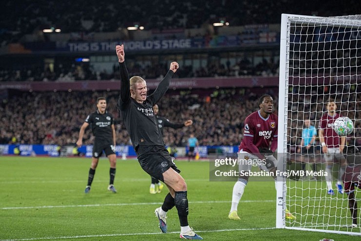 Haaland trượt dài khiến Man City giương "cờ trắng", Pep Guardiola bất lực - 1
