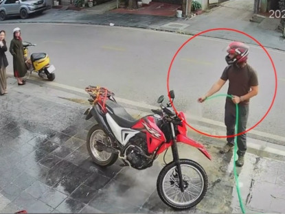 Giao thông - Clip: Tưởng vòi nước công cộng, chàng trai ngoại quốc vô tư lấy rửa xe