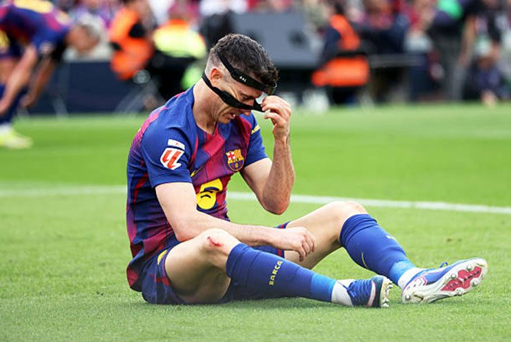 "Điểm đen" hàng công Barcelona: Khi Lewandowski cũng không còn đáng tin - 2