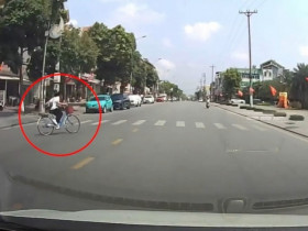 Clip: Sang đường như “bay”, bé gái đi xe đạp bị ô tô đâm ngã dúi dụi xuống đường