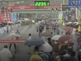 Nóng nhất thể thao trưa 18/3: Trọng tài bị phạt nặng vì cản trở VĐV Trung Quốc về đích