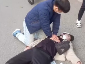 Xem clip bác sĩ ép tim cứu người giữa đường, cộng đồng mạng: 