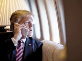 Điều gì khiến iPhone của ông Donald Trump “nổ máy” liên tục