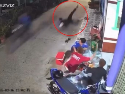 Giao thông - Clip: Phản xạ thần tốc, người đàn ông né kịp thanh niên lao tới trong tích tắc