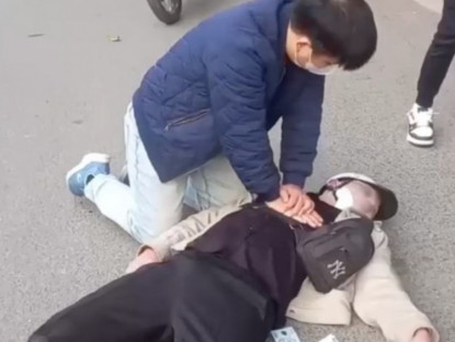 Công nghệ - Xem clip bác sĩ ép tim cứu người giữa đường, cộng đồng mạng: "Lương y như từ mẫu"